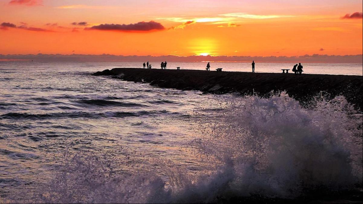 Atardecer en el rompeolas de Rota