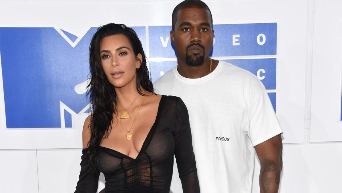 El posado navideño de las Kardashian prescinde de Kanye West