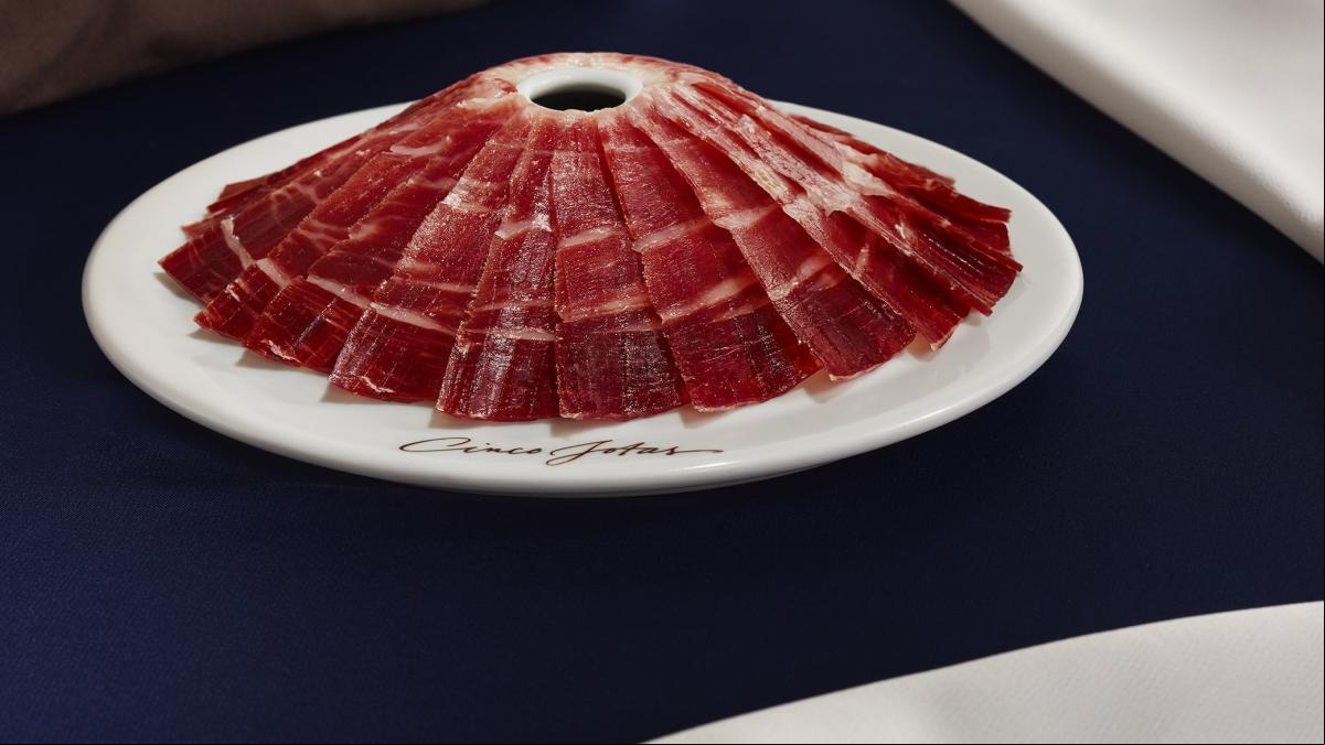 Por qué regalar un jamón pata negra por Navidad es un acierto seguro