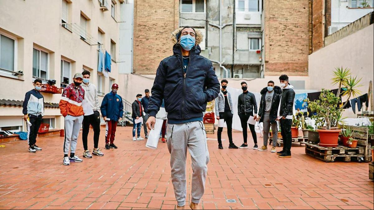 Jóvenes migrantes participan en un casting para una serie