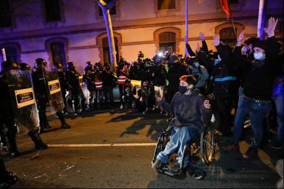 Lanzan botellas y piedras a los Mossos en la protesta por Hasel en Barcelona