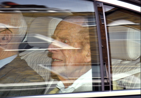 El duque de Edimburgo recibe el alta hospitalaria y se reúne con Isabel II