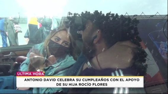 Rocío Flores se derrumba emocionalmente en plena calle