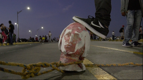 Derriban una estatua de Cristóbal Colón en Colombia y arrastran su cabeza por las calles