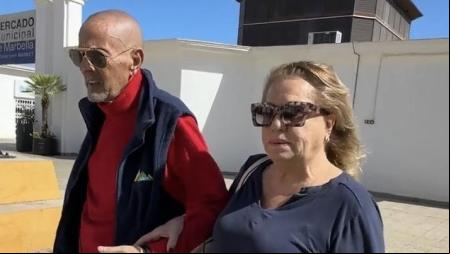 Mayte y Julián paseando juntos del brazo