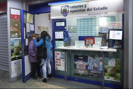 Varias empleadas en la istración situada en la zona del AVE de la Estación de Atocha que ha vendido parte del número 44469 correspondiente al segundo premio del Sorteo Extraordinario de la Lotería de Navidad, a 6 de enero de 2022, en Madrid (España). El Sorteo de este año ha repartido un total de 700 millones de euros en premios entre los 50 millones de décimos emitidos. Entre los premios repartidos por la Lotería del Niño destaca el primer premio, de 200.000 euros al décimo. El segundo premio es de 75.000 euros al décimo.