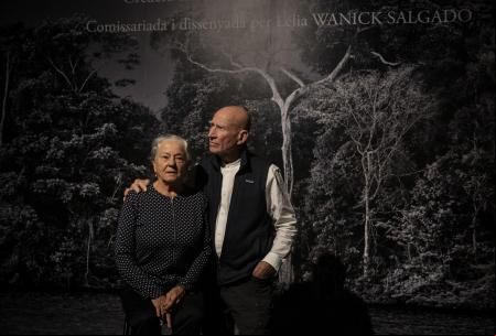 Sebastiao Salgado y Lelia Wanick en el montaje de la exposición en las Drassanes Reials