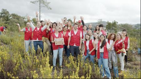 Empleados de Cofidis participan en una jornada de reforestación en el Bosque Cofidis, reafirmando su compromiso con el medioambiente