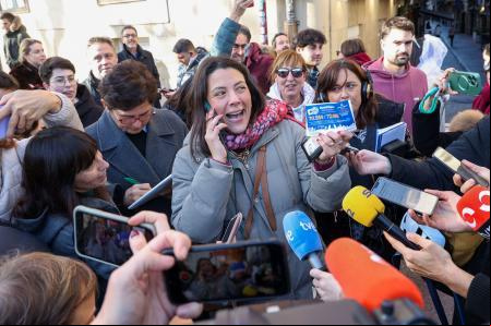 Una agraciada con una participación del Gordo de la Lotería de Navidad rodeada de medios a las puertas de la istración número 6 de Logroño, conocida como Lotería María del Carmen, que ha vendido íntegramente el premio de El Gordo de la Lotería de Navidad.