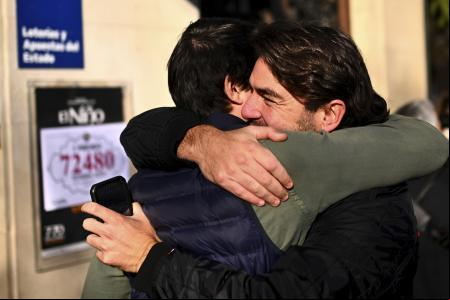 Dos agraciados con el gordo, celebrando el premio