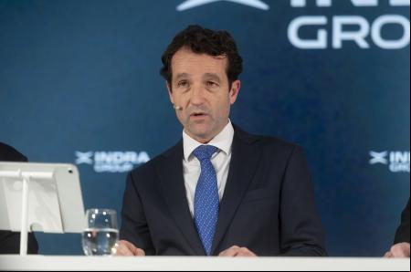 El presidente de Indra Group, Ángel Escribano, durante una rueda de prensa, en la sede de Indra, a 26 de febrero de 2025, en Madrid (España). Indra registró un beneficio neto de 278 millones de euros en 2024, lo que supone un incremento de casi el 35% en comparación con los 206 millones de euros del ejercicio anterior, según las cuentas presentadas por la compañía este miércoles, 26 de febrero. Asimismo, la empresa facturó 4.843 millones de euros, es decir, un 11,5% más que los 4.343 millones de euros del ejercicio anterior, mientras que su resultado neto de explotación (Ebit) cerró el curso pasado en 438 millones de euros, lo que supone un avance interanual del 26,2% en comparación con los 347 millones de euros de 2023.