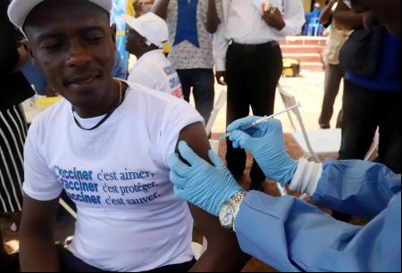 FILE PHOTO: A World Health Organization (WHO) worker isters a vaccination during the launch of a campaign aimed at beating an outbreak of Ebola in the port city of Mbandaka, Democratic Republic of Congo May 21, 2018. REUTERS/Kenny Katombe/File Photo