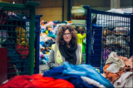 Mariluz Ferro, coordinadora general de Koopera con Moda re- en la planta de Munguía, Vizcaya
