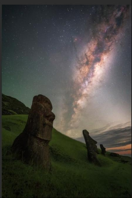 «The Night Guardians» – Isla de Pascua, Chile .