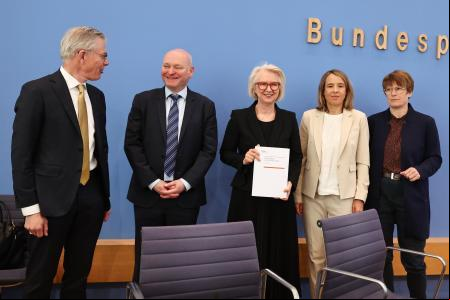 Berlin (), 21/05/2025.- (L-R) of the German Council of Economic Experts Martin Werding, Achim Truger, chairwoman Monika Schnitzer, Ulrike Malmendier and Veronika Grimm pose during a press conference as the council presents its Spring Report 2025, in Berlin, , 21 May 2025. The German Council of Economic Experts is a group of economists, also known as 'Five Sages', who are evaluating the economic policies of the German government. (Alemania) EFE/EPA/FILIP SINGER