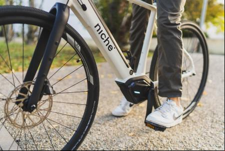 En la imagen de arriba, Marc Barceló sujeta el motor con cambio automático de Niche Mobility