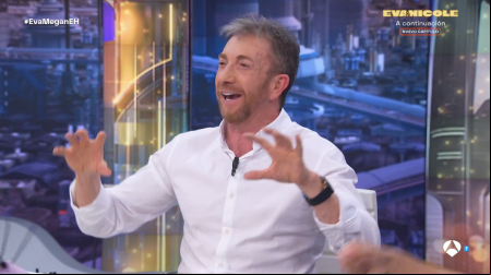 Megan Montaner y Eva Ugarte entregaron a Paco la tarjeta de 'El Hormiguero', no sin antes vivir un momento de lo más surrealista.