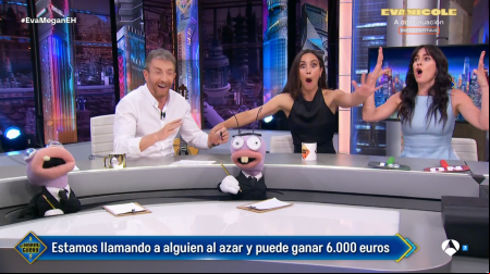 Megan Montaner y Eva Ugarte entregaron a Paco la tarjeta de 'El Hormiguero', no sin antes vivir un momento de lo más surrealista.