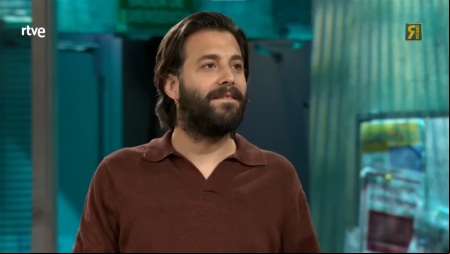 Salvador Sobral, contando el asunto de la pesca de sardinas en Portugal.