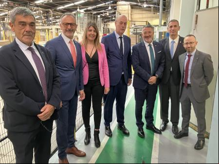Visita del consejero de Empresa y Trabajo de la Generalitat, Miquel Sàmper, a la planta de Saica en L’Aldea (Tarragona)