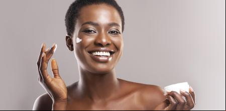 Mujer aplicándose crema hidratante