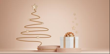 Árbol de navidad con estrellas doradas junto a un regalo