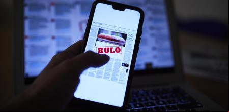 Una persona lee en su móvil una noticia falsa, en Madrid (España), a 5 de noviembre de 2020. El Gobierno ha aprobado un procedimiento de actuación contra las conocidas como 'fake news' mediante el cual monitorizará la información y podrá solicitar la colaboración de los medios de comunicación para perseguir la 
