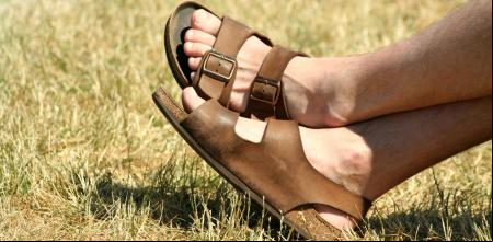 Un hombre con sandalias.