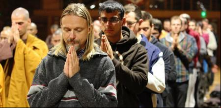 Meditación en Plum Village (Francia)