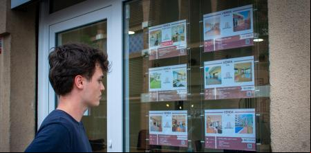 Foto PAULA SAMA 04/07/2024. Joven mirando pisos en venta en inmobiliarias el centro de Sant Cugat del Vallès.