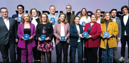 Representantes de las empresas galardonadas en los Premios de Economía Circular con el director general de BASF en España, Carles Navarro