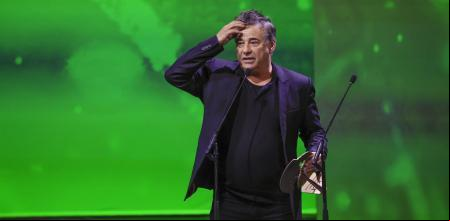 MADRID, 14/12/2024.- El actor Eduard Fernández tras recibir el Forqué a mejor interpretación masculina de cine por su trabajo en ´Marco´, durante la gala de la 30 edición de los Premios José María Forqué, este sábado en Ifema, en Madrid. EFE/Zipi Aragón