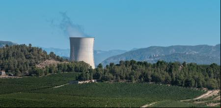 Central nuclear de Ascó, vistas desde Flix.