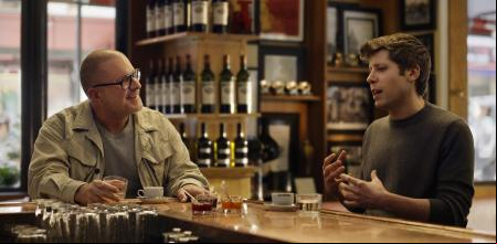Jony Ive y Sam Altman conversan en un bar de San Francisco