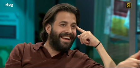 Salvador Sobral imagina en 'La Revuelta' su otra vida lejos de los escenarios: entre política gallega, buena comida y mucho sentido del humor
