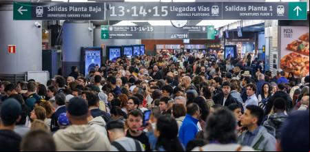 Viajeros de tren afectados por el apagón masivo ocurrido hacia las 12.30 del pasado lunes Estación de Atocha en la madrugada de este martes en Madrid.