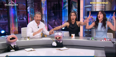 Megan Montaner y Eva Ugarte entregaron a Paco la tarjeta de 'El Hormiguero', no sin antes vivir un momento de lo más surrealista.