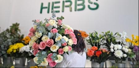 Lydia Simarro, florista: “Hasta ahora dominan los tonos pastel, pero ya se empiezan a ver flores negras o berenjena”