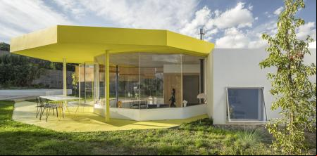 Amarillo solar para una nueva casa familiar que irradia alegría