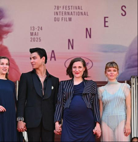 Carla Simón causa sensación en Cannes con 'Romería', un homenaje a sus padres fallecidos de sida