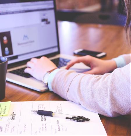 Un estudio analiza las causas de la procrastinación universitaria y propone estrategias para reducir su impacto académico y emocional