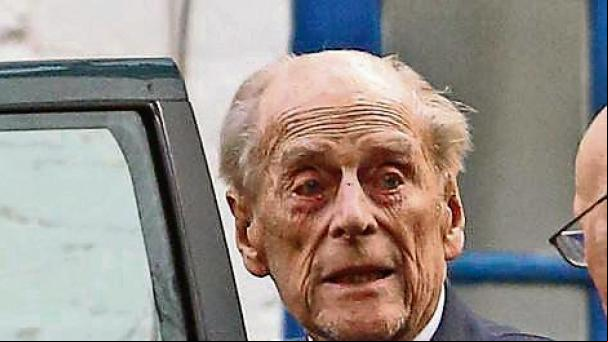 Felipe de Edimburgo está mejorando ligeramente