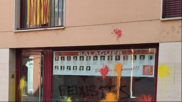 Atacan con pintura la sede del PSC de Balaguer para reclamar la libertad de Pablo Hasél
