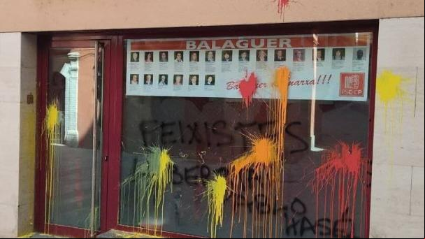 Atacan con pintura la sede del PSC de Balaguer reclamando la libertad de Pablo Hasél