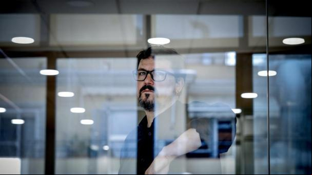 Lluís Oliván narra cómo conocer a la pareja a través de los libros que lee
