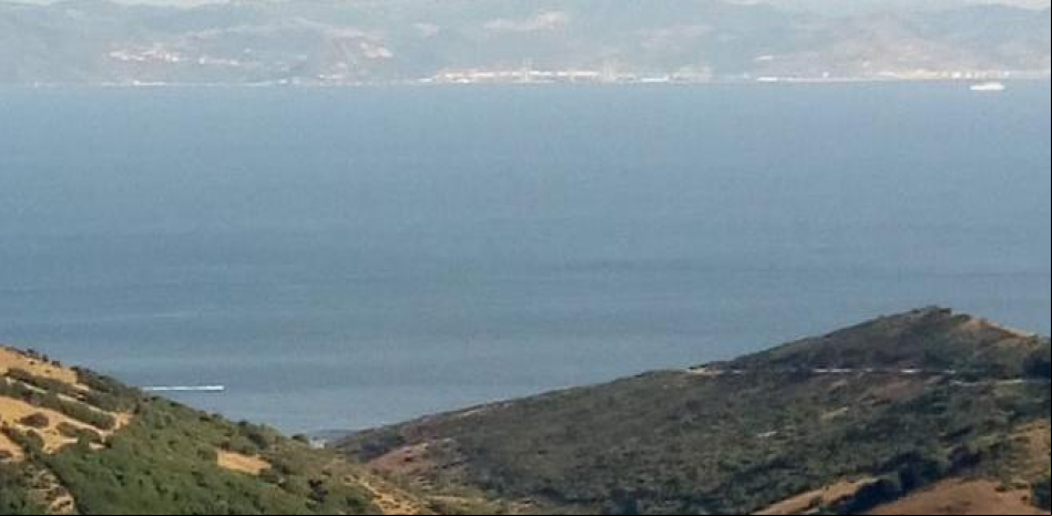 Rescatan a un joven marroquí que trataba de cruzar el estrecho de Gibraltar en una tabla de surf