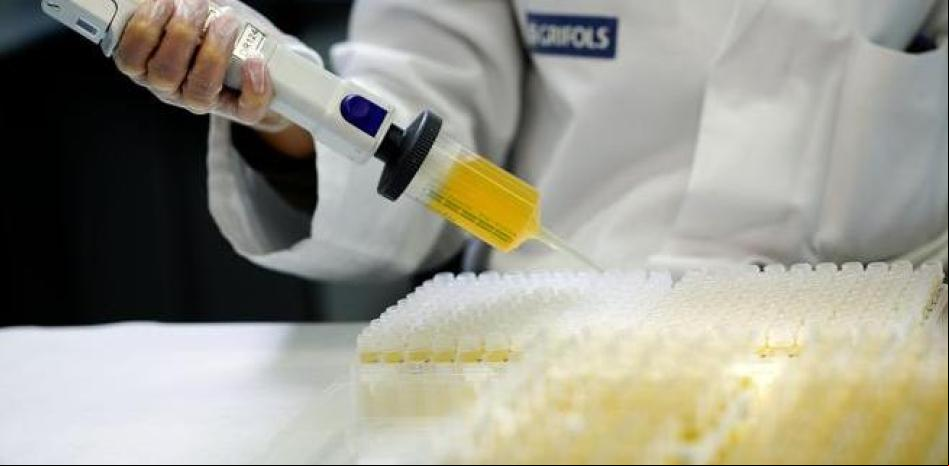 Grifols prueba un fármaco que proporcionaría inmunidad inmediata contra la Covid