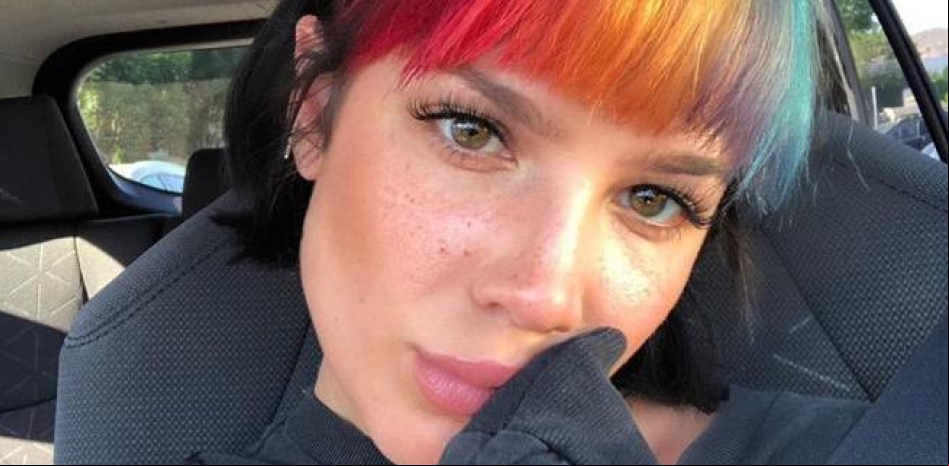 Halsey bromea sobre su barriga a pocos días de dar a luz