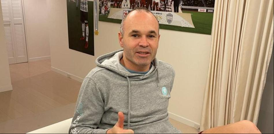 Iniesta muestra su cicatriz dos meses después de su operación