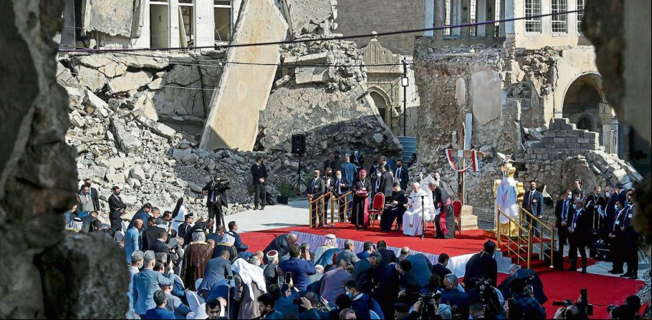 El papa Francisco dice entre escombros del Estado Islámico que no es lícito matar en nombre de Dios
